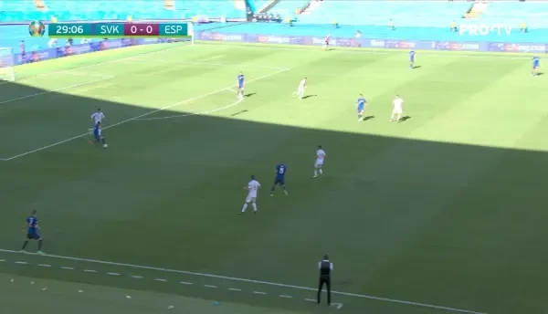 GOOOOOL Spania! Sarabia a sutat in forta, mingea a lovit bara, apoi s-a inaltat. Dubravka a incercat sa boxeze balonul, insa a trimis in proprie poarta