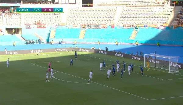 GOOOOOOL Spania! Pau Torres marcheaza cu capul dupa o balbaiala a fundasilor slovaci