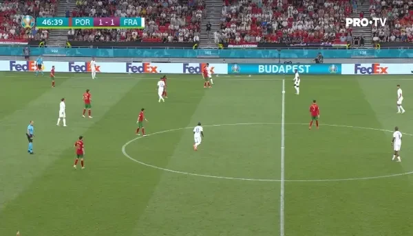 GOOOOOOL Franta! Pogba trimite o pasa senzationala, de la centrul terenului. Benzema preia excelent balonul in marginea careului de 16 metri, inainteaza, apoi suteaza imparabil la coltul lung