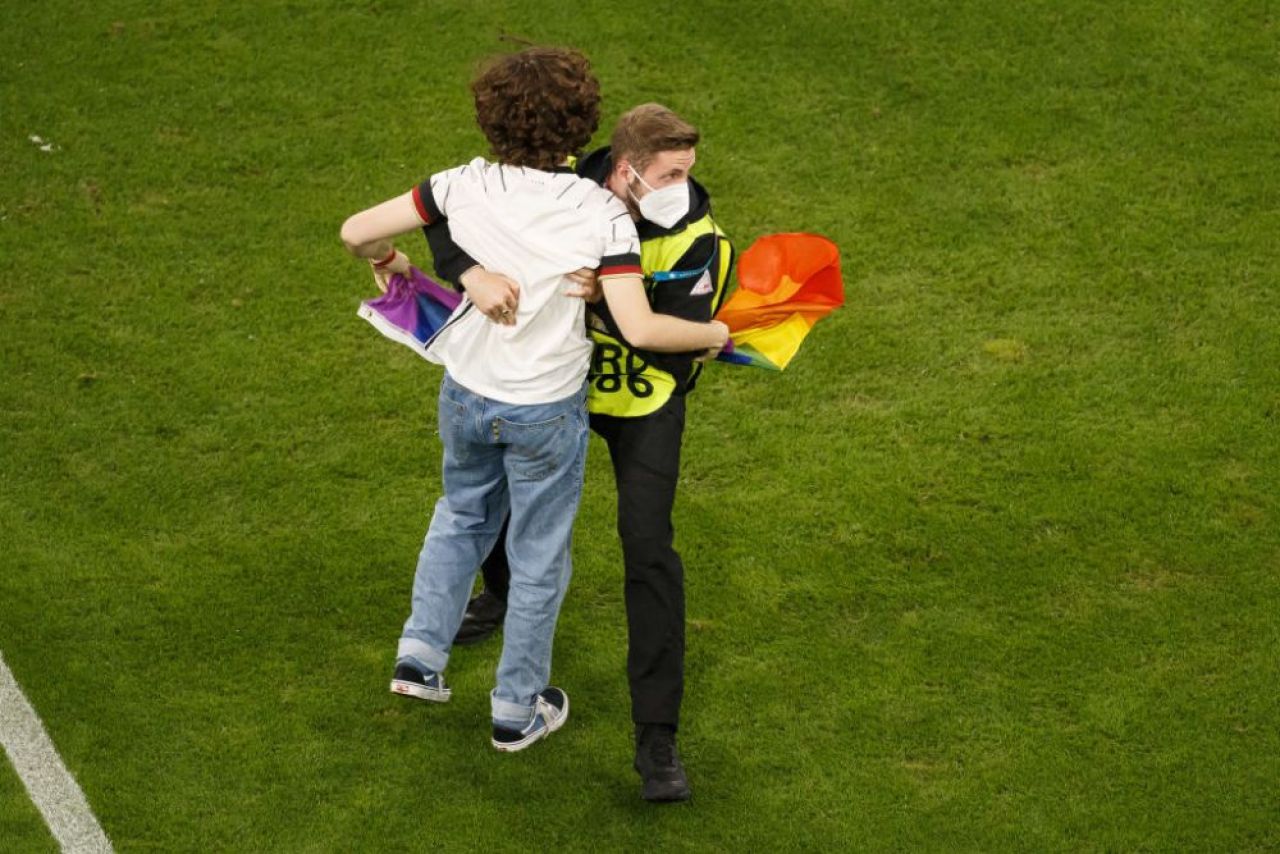 Moment controversat la inceputul meciului Germania - Ungaria: un suporter a intrat pe teren cu steagul LGBT. Ce nu s-a vazut la TV _3