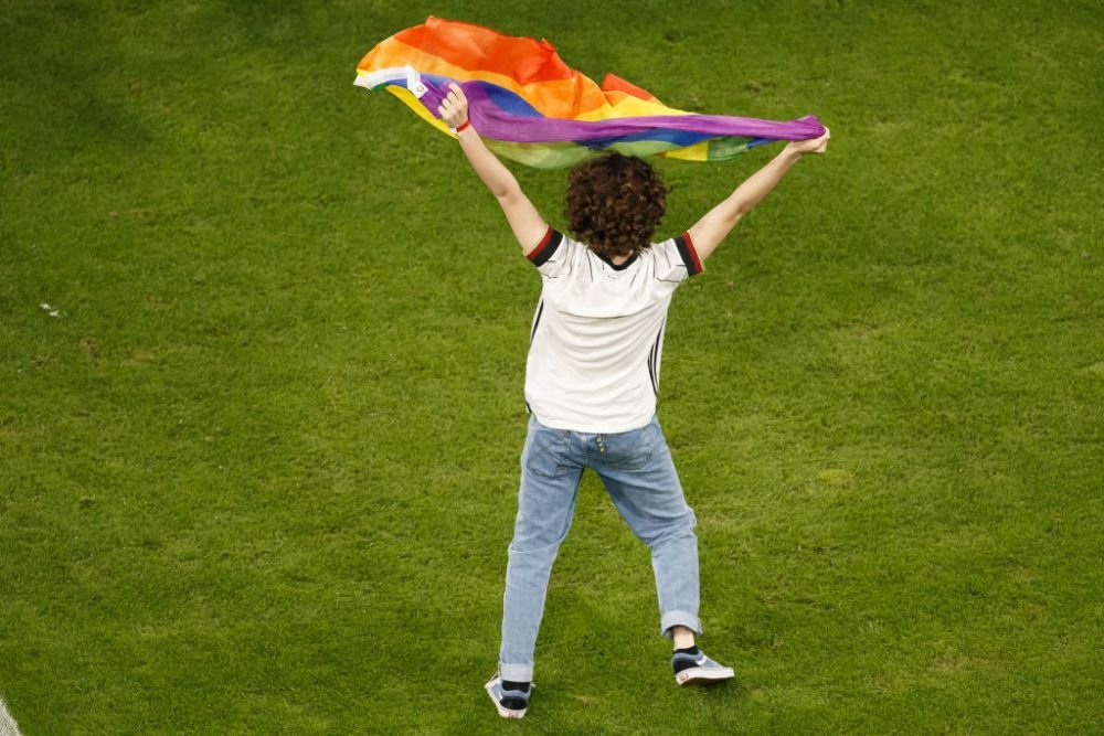 Moment controversat la inceputul meciului Germania - Ungaria: un suporter a intrat pe teren cu steagul LGBT.  Ce nu s-a vazut la TV _4