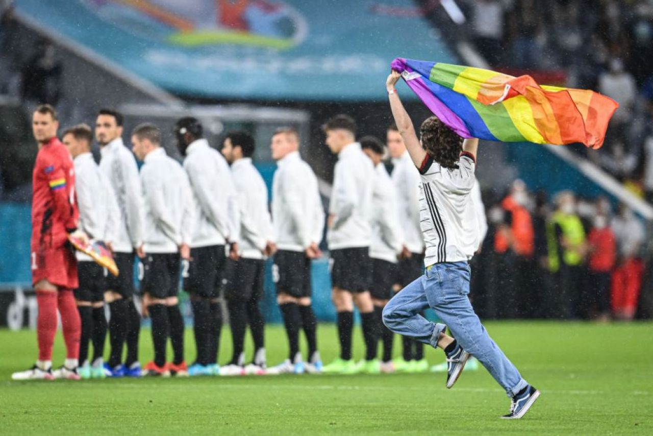 Moment controversat la inceputul meciului Germania - Ungaria: un suporter a intrat pe teren cu steagul LGBT. Ce nu s-a vazut la TV _5