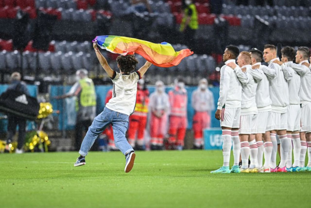Moment controversat la inceputul meciului Germania - Ungaria: un suporter a intrat pe teren cu steagul LGBT. Ce nu s-a vazut la TV _7