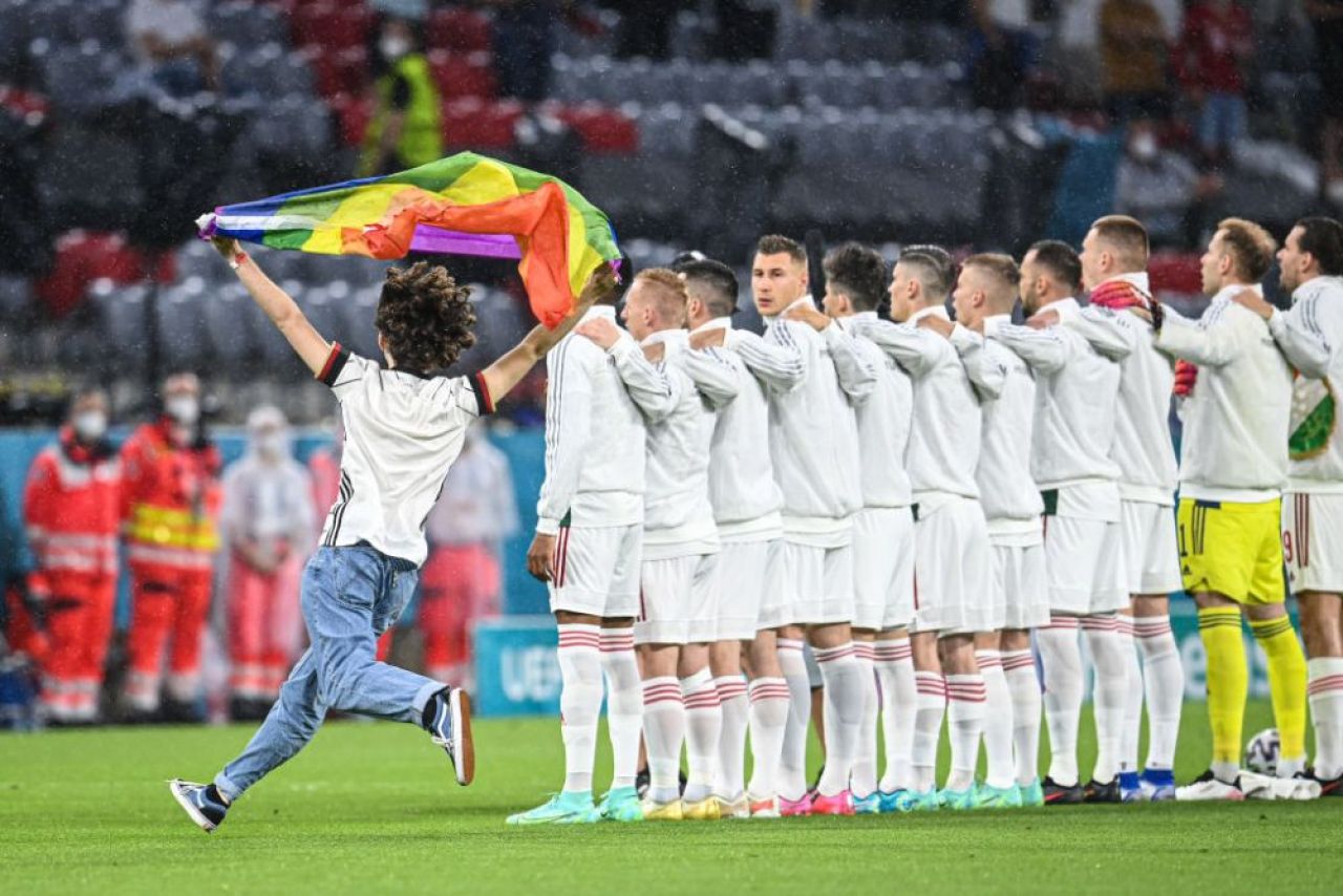 Moment controversat la inceputul meciului Germania - Ungaria: un suporter a intrat pe teren cu steagul LGBT. Ce nu s-a vazut la TV _8