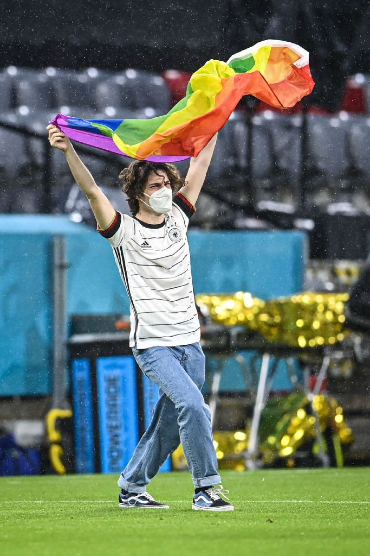 Moment controversat la inceputul meciului Germania - Ungaria: un suporter a intrat pe teren cu steagul LGBT. Ce nu s-a vazut la TV _9