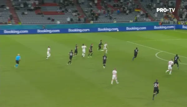 GOOOOOL Ungaria! Un fundas al maghiarilor arunca mingea in fata, balonul sare la Szalai, acesta il angajeaza pe Schafer, care trimite cu capul peste Neuer.