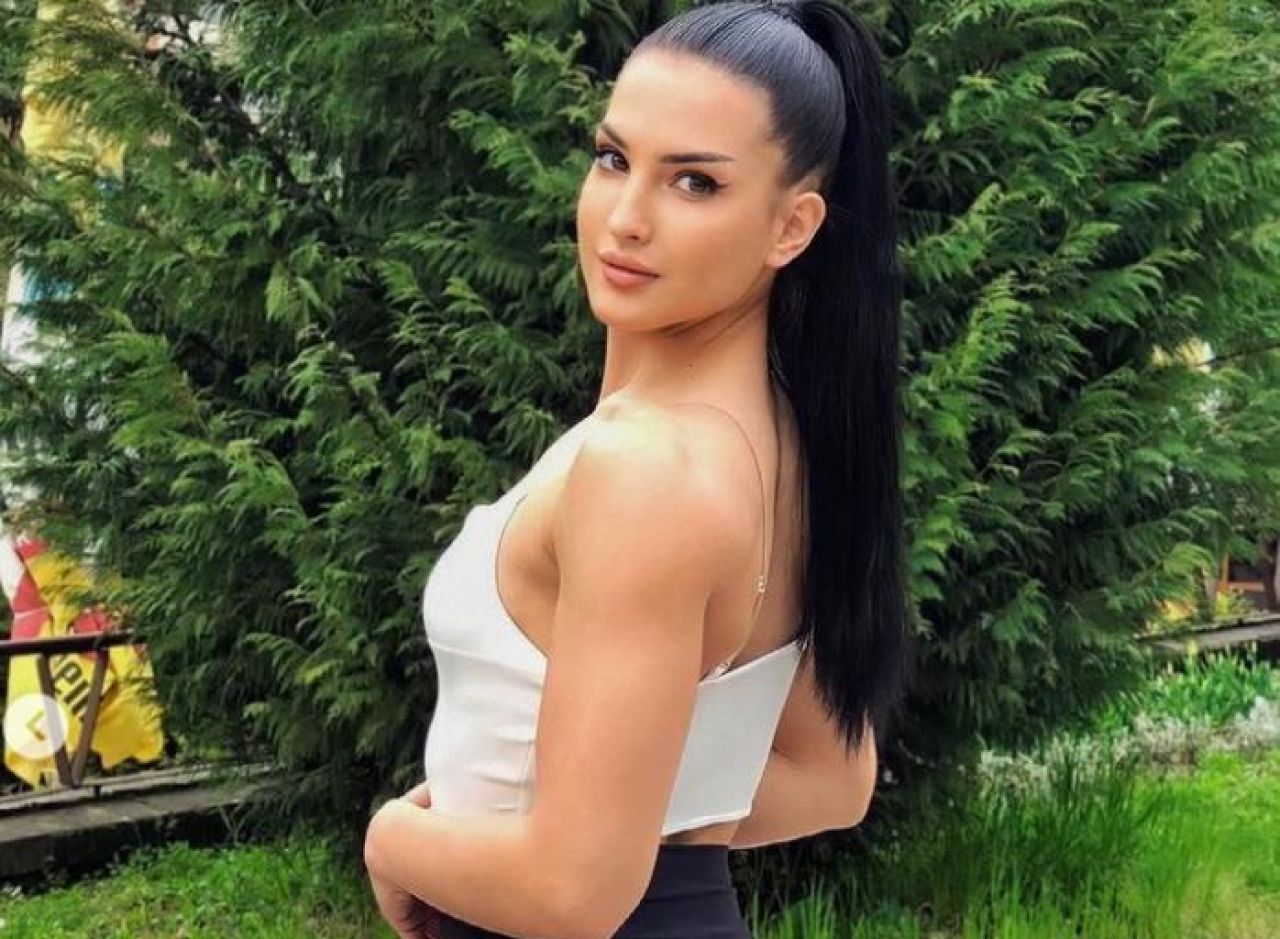 Miss Bikini Fitness România, apariție răvășitoare la piscină. Cine este bruneta care câștigă medalie după medalie_7