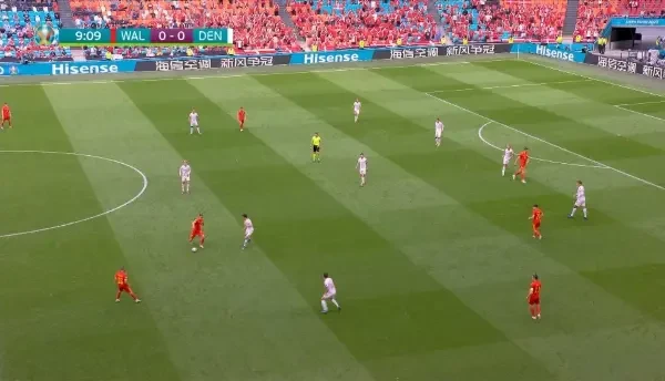 OCAZIE TARA GALILOR! Bale suteaza puternic din exteriorul careului, dar balonul se duce putin pe langa poarta