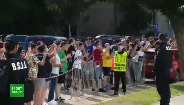 Francezii au intarziat la primul antrenament! Fanii s-au inghesuit sa-i vada pe Benzema si Mbappe, insa au fost tinuti la distanta