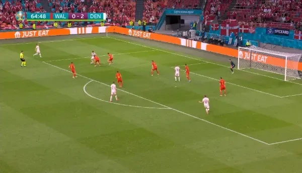 OCAZIE DANEMARCA! Jensen a sutat puternic de la marginea careului, din banda stanga, sutul s-a dus putin pe langa poarta lui Ward