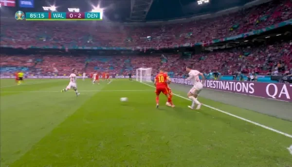 OCAZIE DANEMARCA! Cornelius primeste la a doua bara dupa o centrare a lui Jensen, jucatorul trimite cu capul spre poarta, iar balonul este respins de portar, insa ajunge la Braithwaite, care nu reuseste sa trimita in plasa