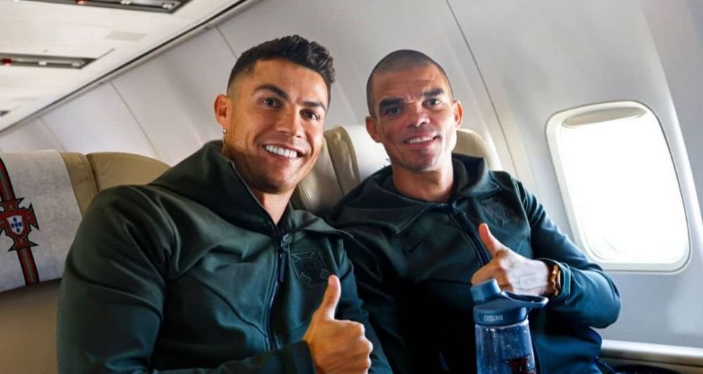 Imaginea care a starnit controverse pe internet! Ronaldo fotografiat cu o bautura galbuie pe masa