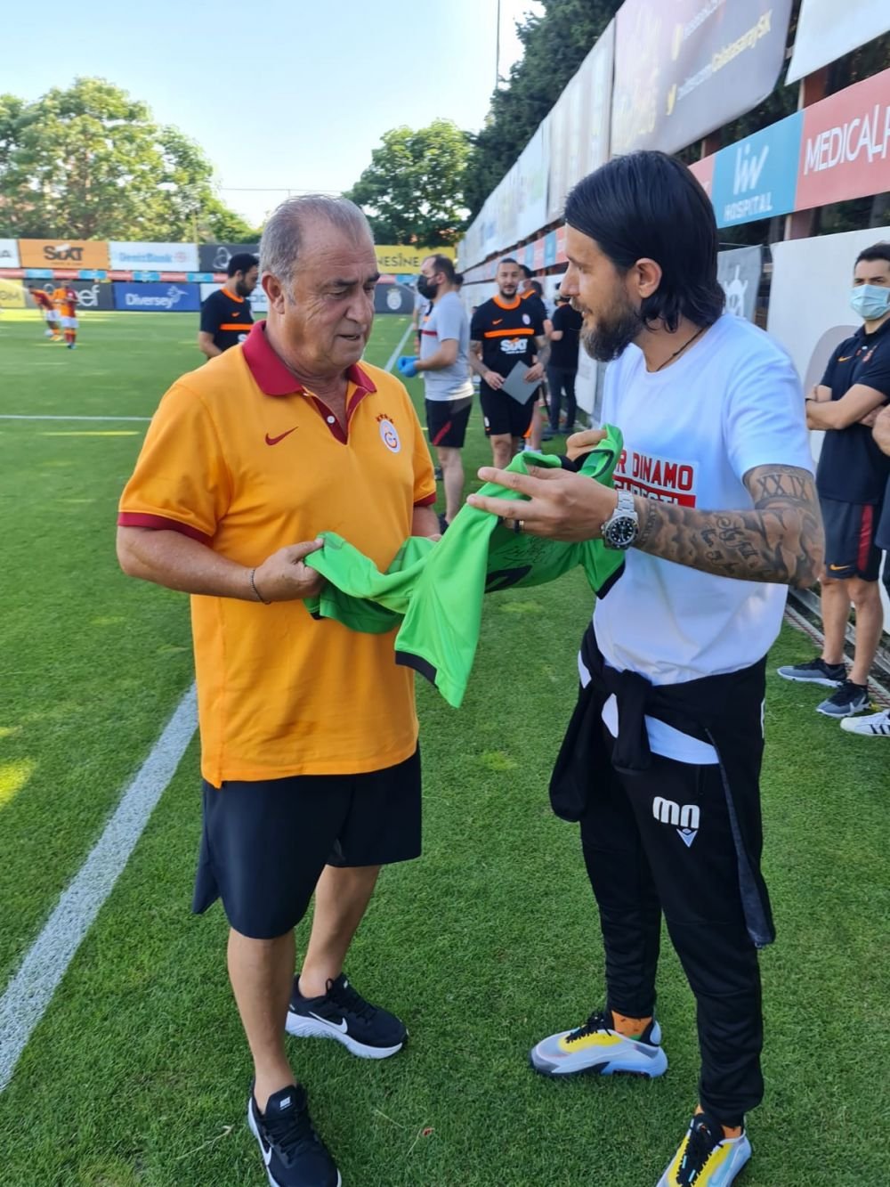 Amical de gala pentru Dinamo! Fostul selectioner al Turciei, Faith Terim, a primit tricoul DDB! Imagini din Turcia
