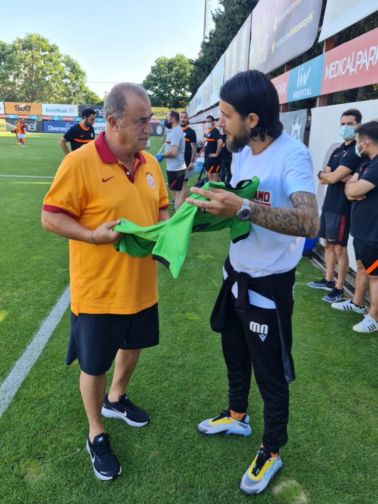 Amical de gala pentru Dinamo! Fostul selectioner al Turciei, Faith Terim, a primit tricoul DDB! Imagini din Turcia_2