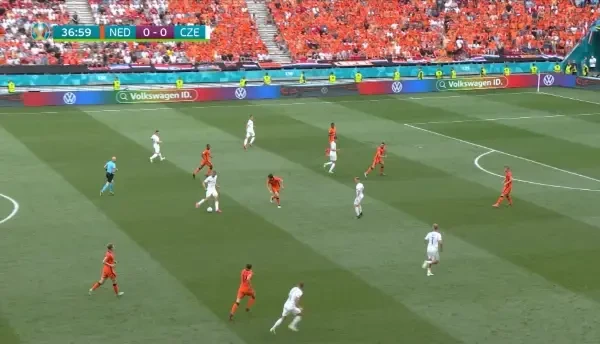 OCAZIE CEHIA! Maspoust ii trimite lui Barak in careu, dar atacantul suteaza peste poarta!