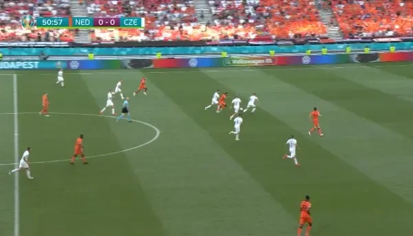 OCAZIE TARILE DE JOS! Malen scapa singur cu portarul si are sansa sa deschida scorul, si-a facut balonul pe dreapta, dar Vaclik i-a furat balonul