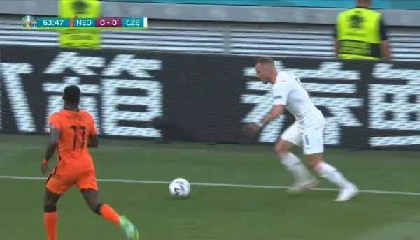 OCAZIE CEHIA! Kaderabek primeste in careu in banda stanga si suteaza la poarta, dar Dumfries apare perfect si blocheaza