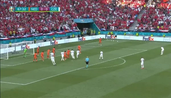 GOOOOOOL CEHIA! Kalas trimite cu capul la bara a doua, acolo unde Holes a lovit balonul cu capul si l-a invins pe Stekelenburg