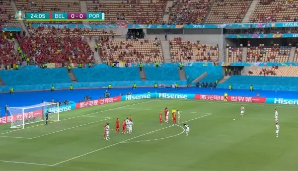 OCAZIE PORTUGALIA! Cristiano Ronaldo executa lovitura libera obtinuta dupa ce Vermaelen a facut hent. Starul portughez a sutat puternic, dar Courtois a plonjat superb si a respins in lateral