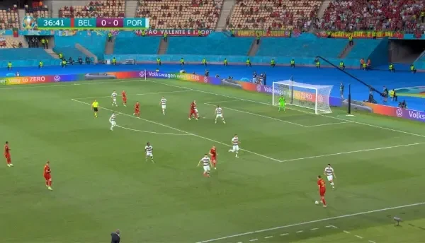 Belgia, periculoasa prin Meunier, care incearca un sut cu exteriorul, de la distanta! Balonul se duce pe langa poarta