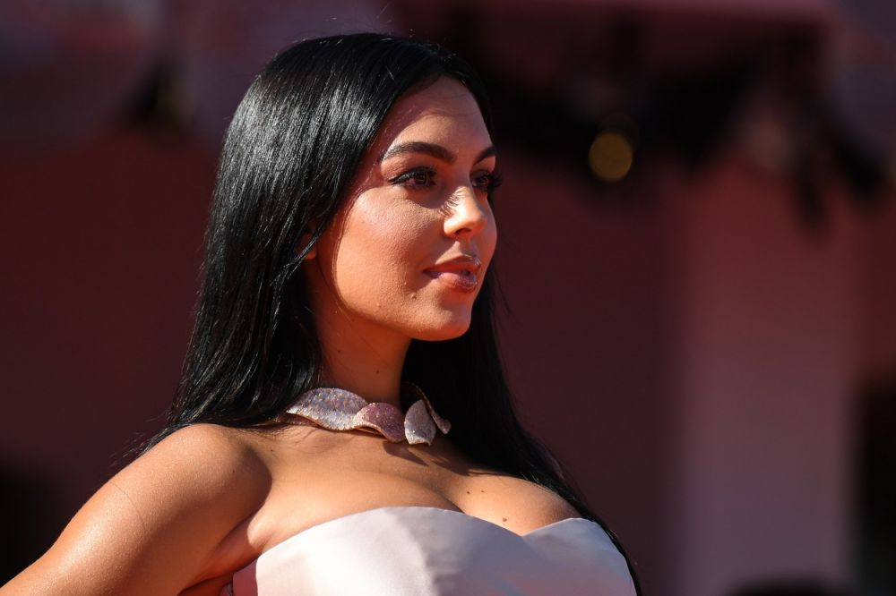 Georgina Rodriquez, aparitie intens analizata la Belgia - Portugalia. A purtat un dispozitiv prins de sutien, iar germanii au aflat era FOTO_9