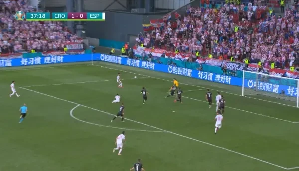 GOOOOOL SPANIA! Gaya suteaza din interiorul careului, portarul blocheaza dar respinge in fata portii, acolo unde Sarabia apare perfect si inscrie cu un sut puternic pe centru