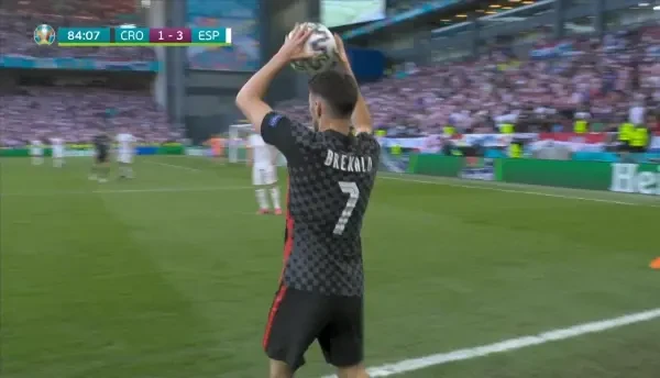 GOOOOL CROATIA! Modric suteaza din interiorul careului mic, Unai Simon a blocat, balonul a ajuns la Orsic, care a sutat spre poarta, balonul a fost respins de fundasii spanioli aflati in poarta, insa circumferinta acestuia trecuse deja de linia portii