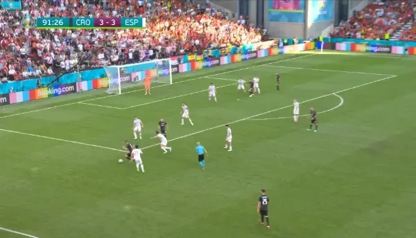 OCAZIE CROATIA! Orsic patrunde in careu si suteaza puternic, balonul se duce putin peste poarta