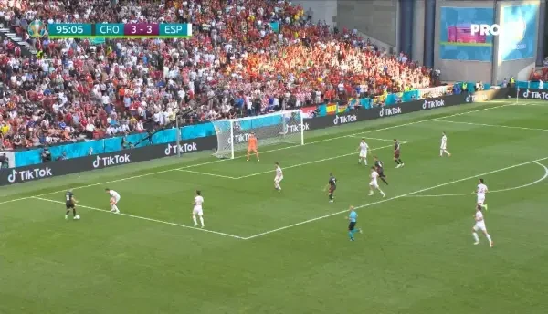 OCAZIE CROATIA! Orsic il depaseste pe Azpilicueta, a centrat in fata portii, acolo unde Kramaric a sutat, dar Unai Simon a intervenit incredibil