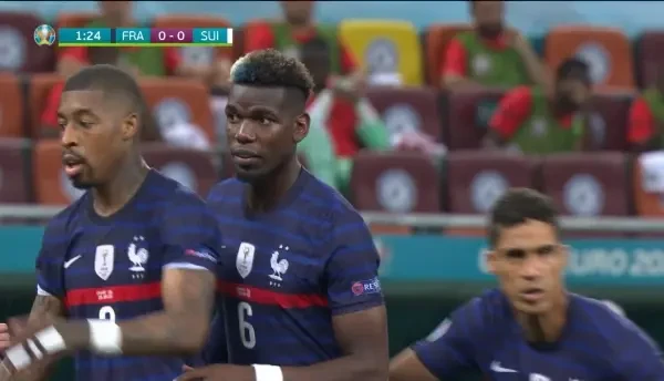 OCAZIE FRANTA! Varane primeste centrare din corner si reia cu capul, dar trimite peste poarta