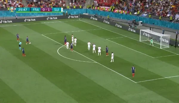 OCAZIE FRANTA! Kylian Mbappe a executat o lovitura libera, balonul s-a oprit in zid si a ajuns la atacantul francez care a sutat direct spre poarta, dar mingea a trecut putin pe langa