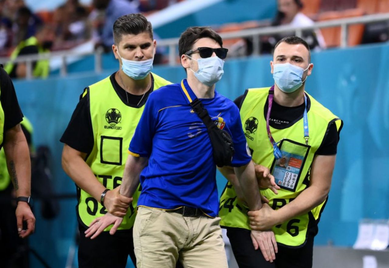 Pe el au fost toti ochii! Fanul care a sarit pe teren pe Arena Nationala pentru a ajunge la superstarurile Frantei! Imaginile momentului_5