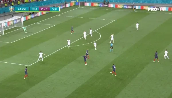 GOOOOOL FRANTA! Benzema a sutat de la marginea careului, balonul a fost respins de elvetieni si a ajuns la Pogba, care a sutat puternic din aproximativ 25 de metri si l-a invins pe Sommer cu o executie superba