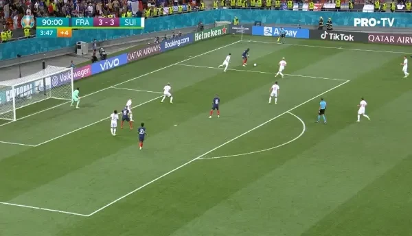 OCAZIE FRANTA! Coman suteaza puternic de la marginea careului, dar trimite in bara