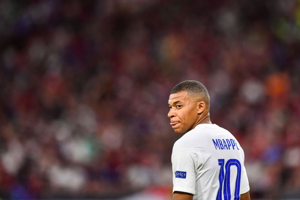 Presupusa iubita a lui Kylian Mbappe, aparitie spectaculoasa in costum de baie. Tanara de 23 de ani este model si arata incredibil&nbsp;