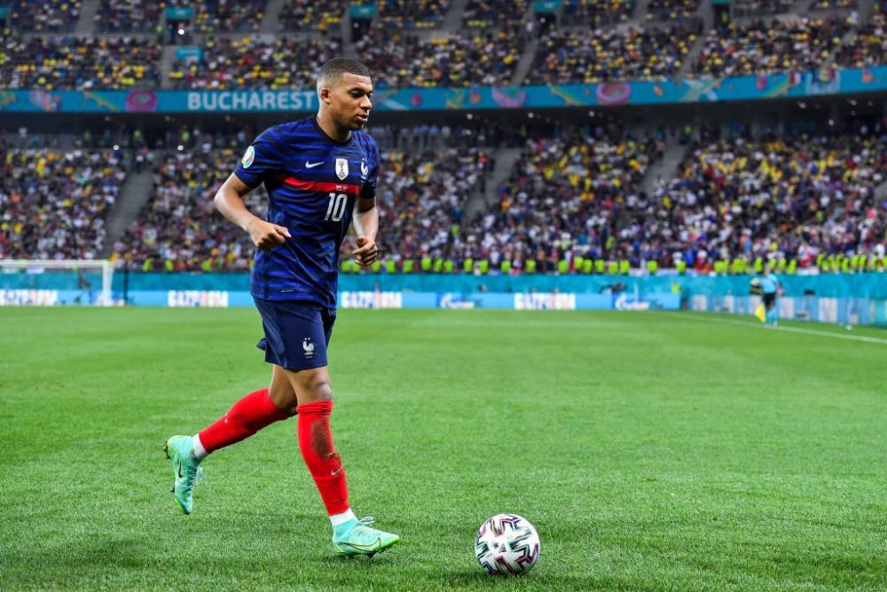 Presupusa iubita a lui Kylian Mbappe, aparitie spectaculoasa in costum de baie. Tanara de 23 de ani este model si arata incredibil _8