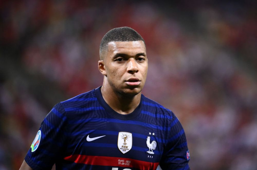 Presupusa iubita a lui Kylian Mbappe, aparitie spectaculoasa in costum de baie. Tanara de 23 de ani este model si arata incredibil _9