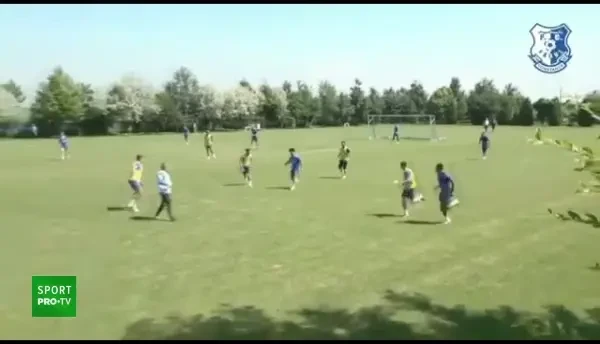 N-a uitat fotbalul! Gica Hagi a intrat pe teren si le-a arata fotbalistilor sai cu se face. Faze superbe realizate de Rege