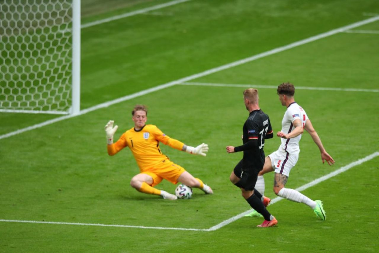 S-a anulat blestemul! :) Anglia o trimite acasa pe Germania in 'optimi'! Sterling si Harry Kane au inscris in poarta lui Neuer! Aici ai tot ce s-a intamplat in Anglia 2-0 Germania_5