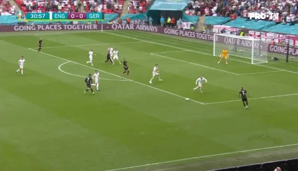 Kimmich centreaza in careu, dar balonul se inalta prea tare, iar Gosens nu reuseste sa ajunga la el