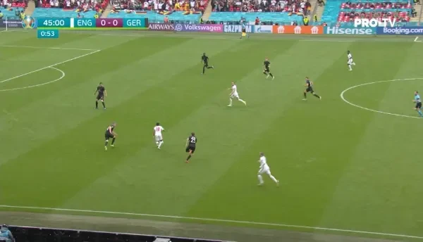 OCAZIE ANGLIA! Sterling patrunde in careu cu balonul la picior, mingea ricoseaza in stanga la Kane, atacantul isi face balonul pentru piciorul drept dar e a ajuns in urma de Hummels care reuseste sa il deposedeze