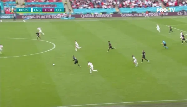 OCAZIE GERMANIA! Muller scapa singur cu portarul, este urmarit de Maguire, care nu reuseste sa il ajunga din urma, dar atacantul trimite pe langa poarta goala