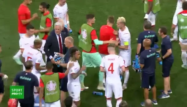 'Uite, Ronaldo, asa te califici in sferturi!' :) Imagini incredibile cu Xhaka inainte de loviturile de departajare. S-a dus si a baut Coca Cola la pauza