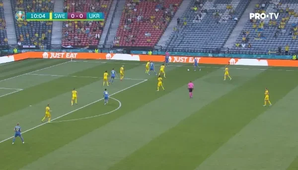 OCAZIE UCRAINA! Yarmolenko combina frumos cu Yaremchuk, care suteaza din interiorul careului, insa Olsen reuseste sa intervina si deviaza balonul