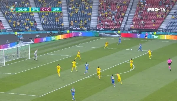 GOOOOOL UCRAINA! Yarmolenko ii paseaza lui Zinchenko in careu, iar mijlocasul trimite superb cu exteriorul! Balonul se duce pe sub Olsen, direct in poarta