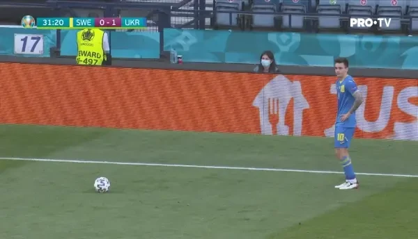 OCAZIE UCRAINA! Yarmolenko primeste in careu si suteaza puternic, dar balonul se duce pe langa poarta lui Olsen