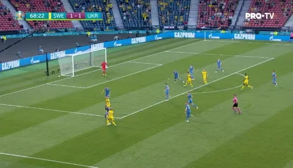 OCAZIE SUEDIA! Forsberg patrunde in careu, ii dribleaza pe fundasii ucraineni si suteaza puternic, dar trimite din nou in bara!