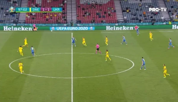 CARTONAS ROSU! Suedia ramane in 10 oameni dupa ce Danielson vede cartonasul rosu! Fundasul l-a faultat dur pe Besedin, initial Orsato i-a aratat cartonasul galben, insa dupa ce a consultat VAR l-a eliminat pe jucator