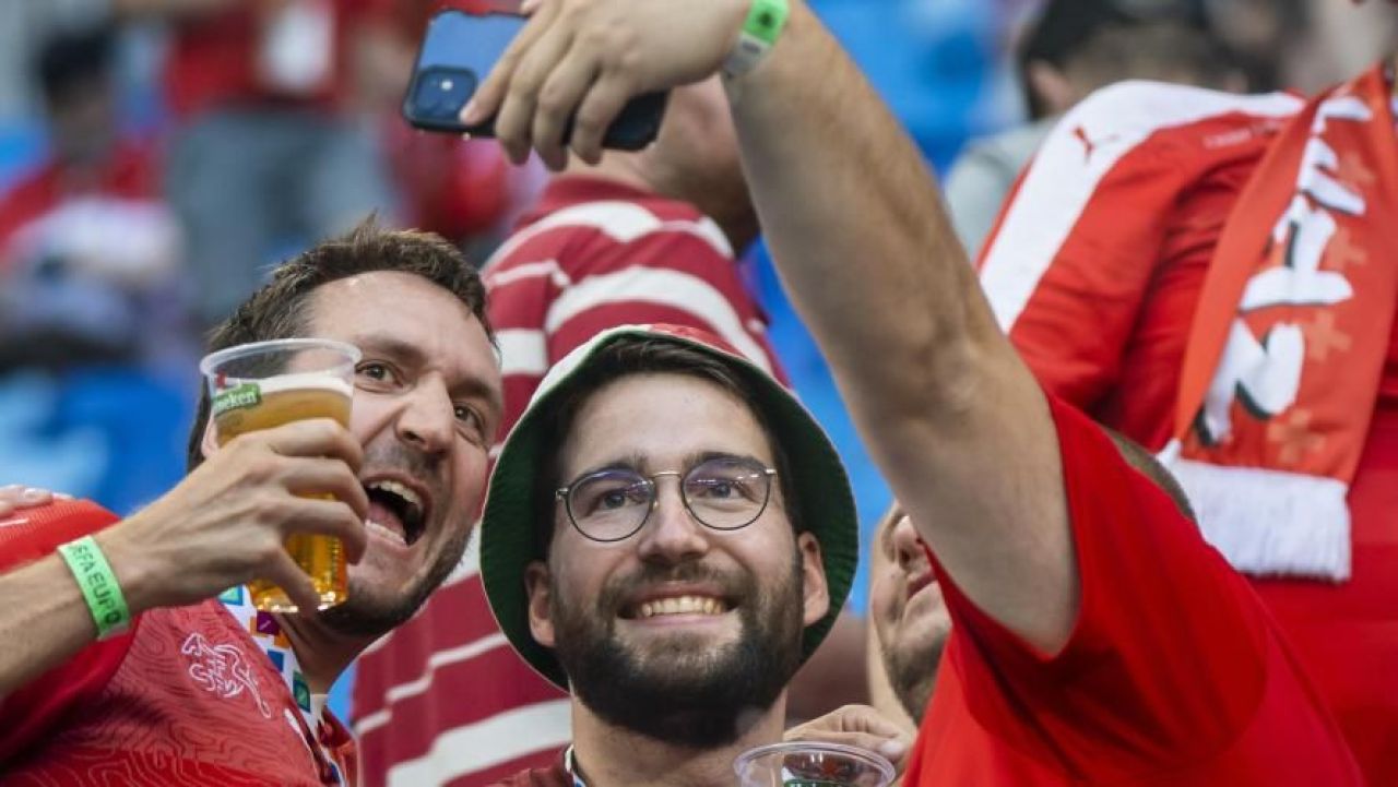 Toti ochii, atintiti asupra lui! Suporterul elvetian care a trecut de la agonie la extaz pe Arena Nationala, prezent in tribune la meciul cu Spania_2