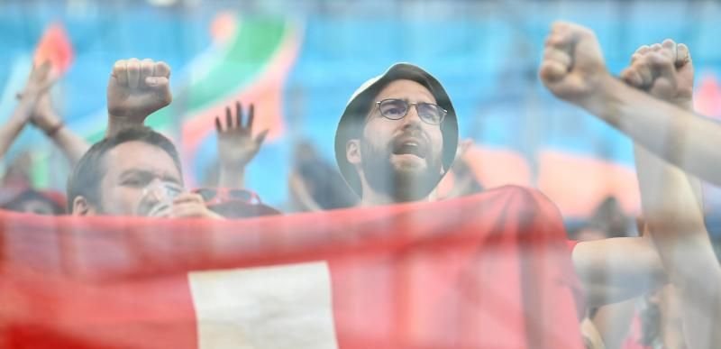 Toti ochii, atintiti asupra lui! Suporterul elvetian care a trecut de la agonie la extaz pe Arena Nationala, prezent in tribune la meciul cu Spania_4